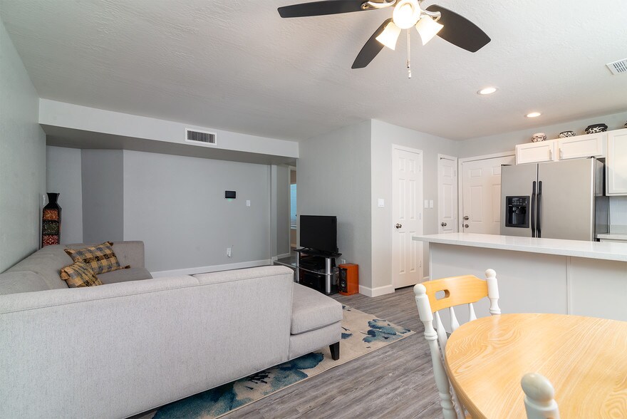 More Photos Of 515 W Pebble Beach Dr, Tempe Specialty For Sale