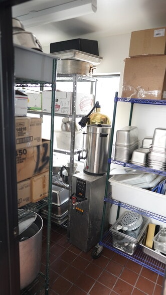 More Photos Of 16616 Ventura Blvd, Encino Restaurant For Lease