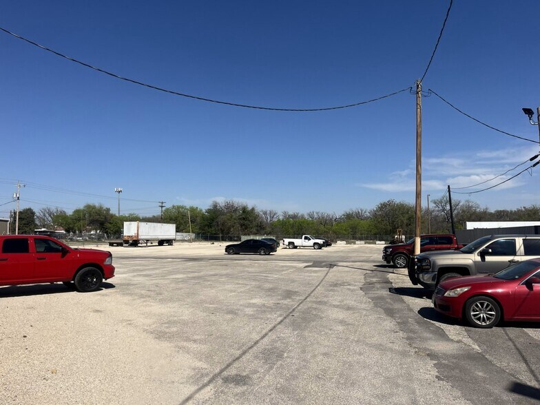 More Photos Of 1810 S Chadbourne St, San Angelo Flex For Sale