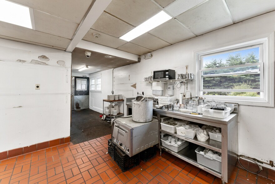 More Photos Of 135 Cooper St, Agawam Specialty For Sale