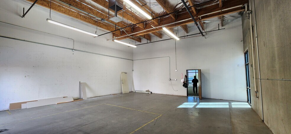 More Photos Of 4135 N Rancho Dr, Las Vegas Light Distribution For Lease