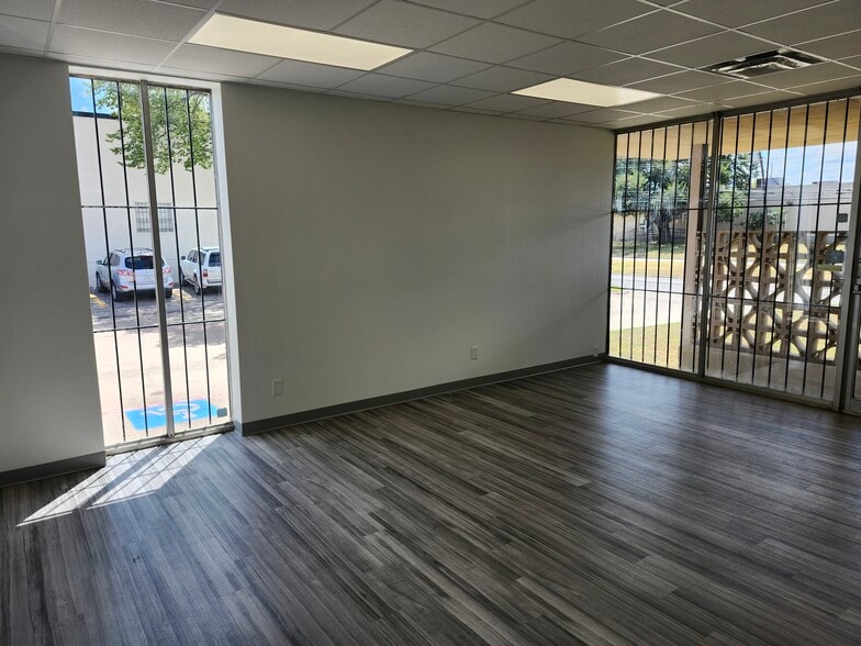 More Photos Of 9120 Premier Row, Dallas Distribution For Sale