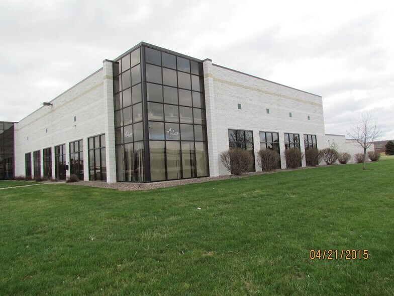 More Photos Of 408 Red Cedar St, Menomonie Showroom For Lease