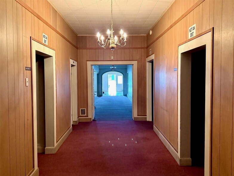 More Photos Of 202 NE 2nd St, Smithville Office Residential For Sale