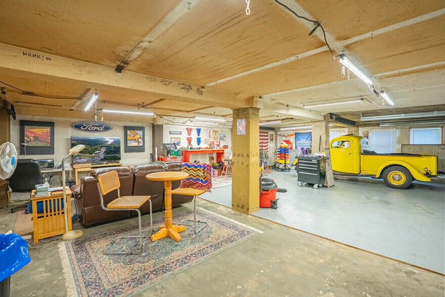 More Photos Of 8 Sunset Hills Ct, Sunrise Beach Storefront For Sale