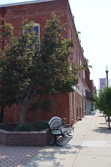 More Photos Of 1736 N Broad St, Commerce Office For Lease