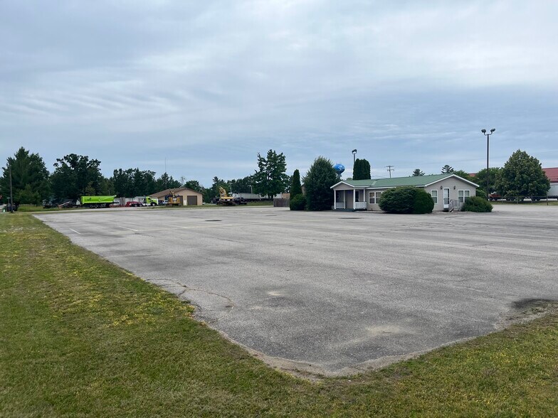 More Photos Of 810 N Birch St, Kalkaska Office For Sale