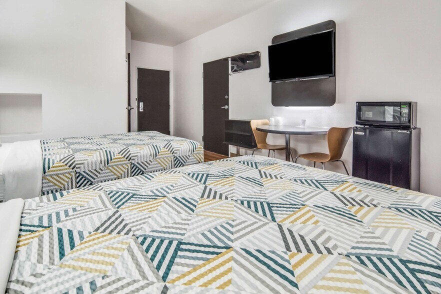 More Photos Of 1720 W Henderson St, Cleburne Hotel For Sale