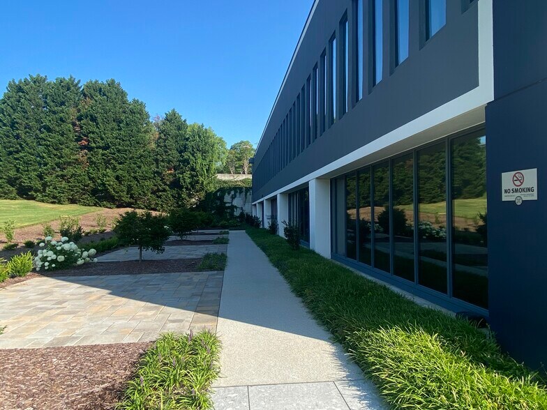 More Photos Of 290 Interstate N Cir SE, Atlanta Office For Lease