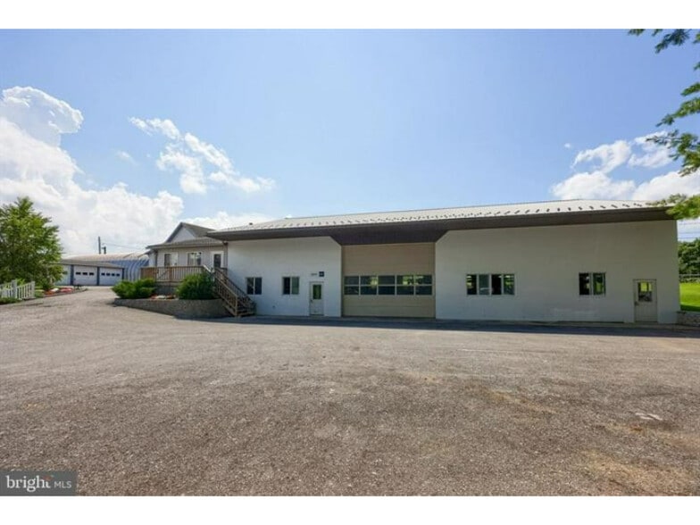 More Photos Of 240 Railroad Ave, Bird In Hand Flex For Sale