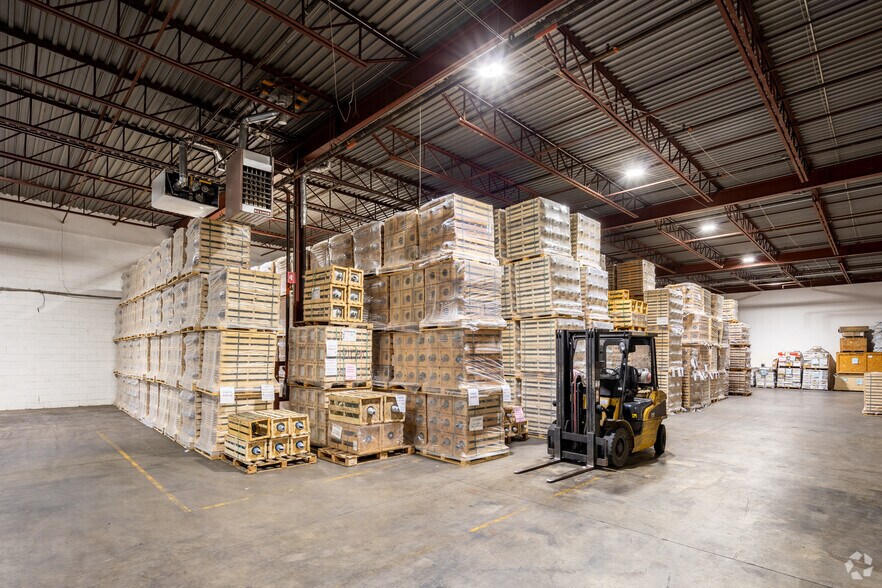 More Photos Of 350-390 Rue Mcarthur, Saint-Laurent Warehouse For Lease