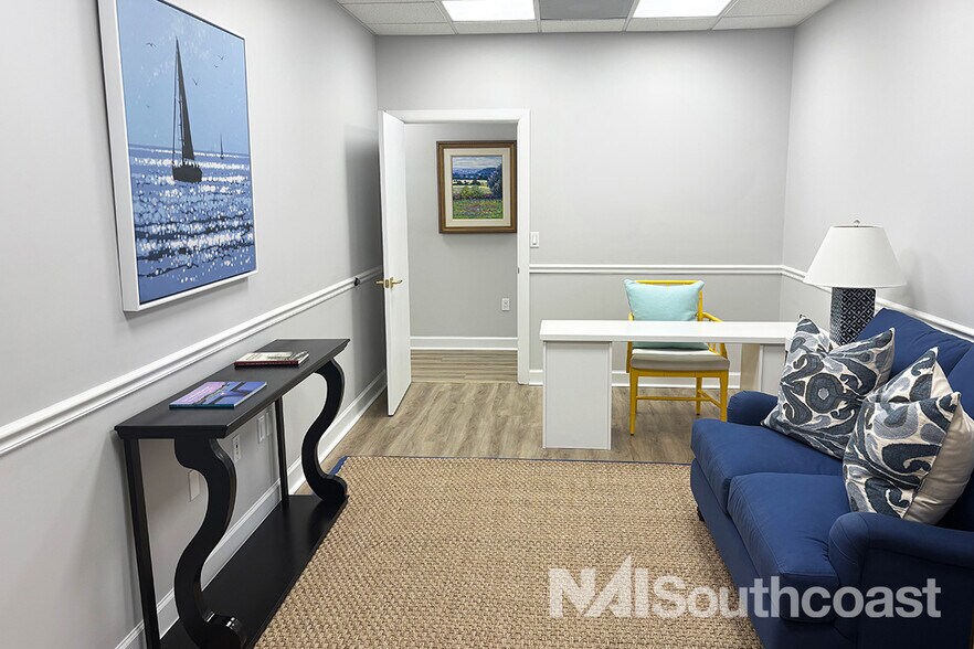 More Photos Of 2400 SE Federal Hwy, Stuart Office For Lease