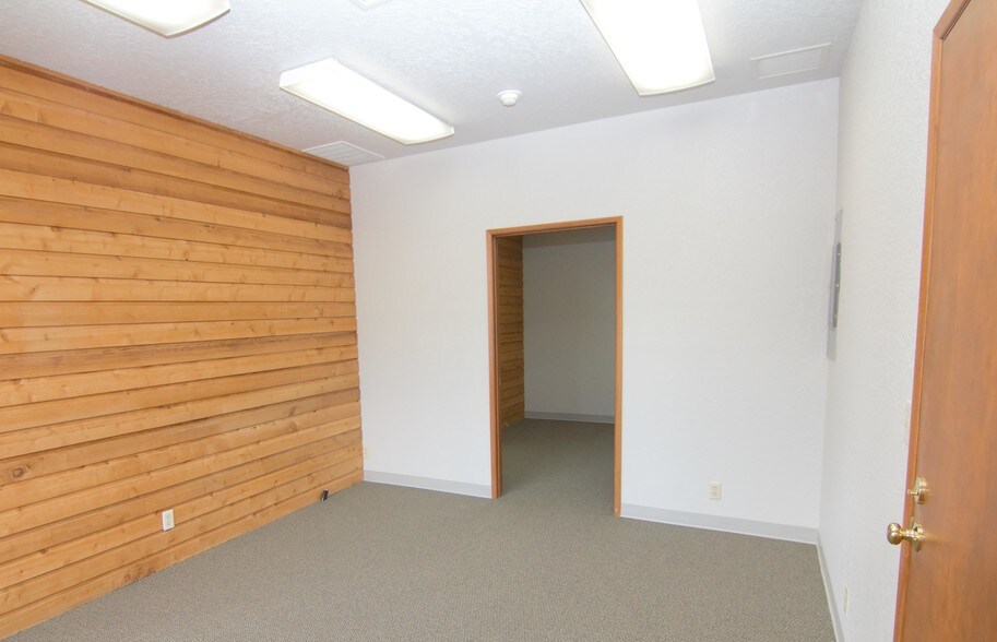 More Photos Of 1900 N 99 Hwy, Mcminnville Loft Creative Space For Lease