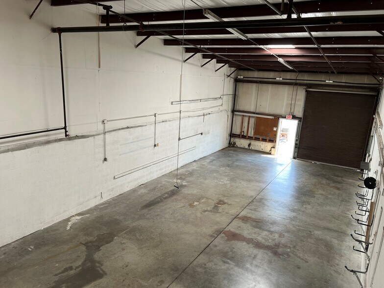 More Photos Of 11000 Metro Pky, Fort Myers Warehouse For Lease