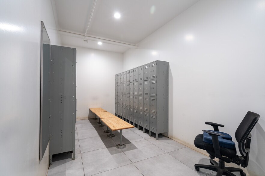 More Photos Of 19533 McLane St, Palm Springs Distribution For Sale