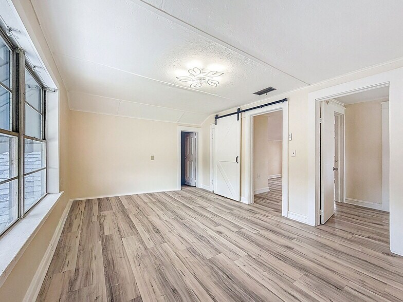 More Photos Of 301 N US Highway 41, Ruskin Office Residential For Lease