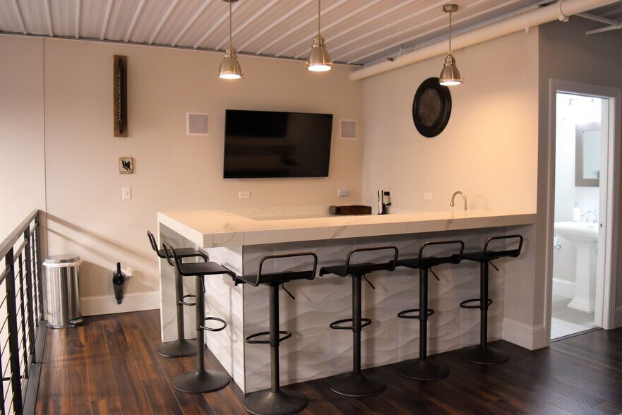 More Photos Of 2108-2260 Ferry Rd, Naperville Showroom For Sale