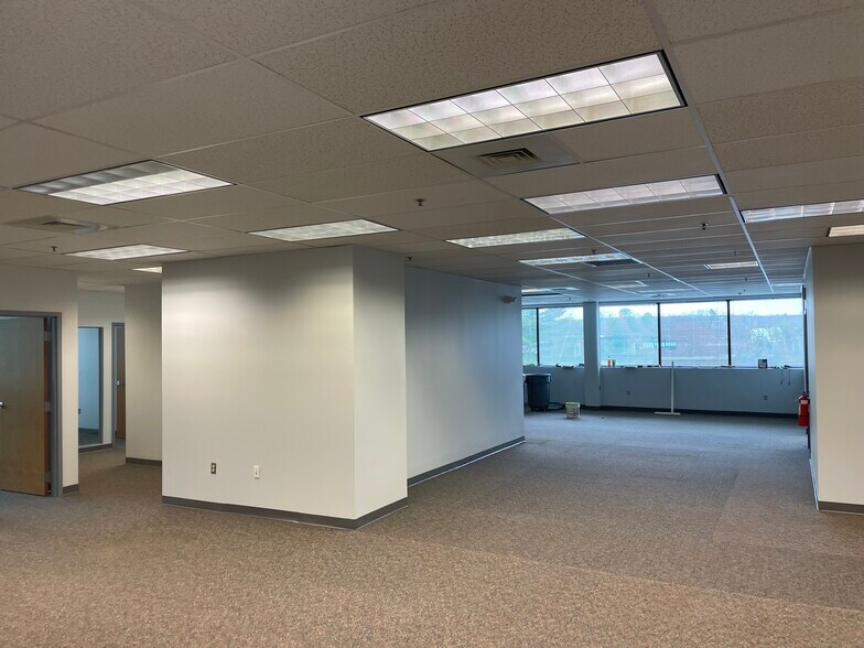 More Photos Of 10 Executive Dr, Farmington Office For Lease