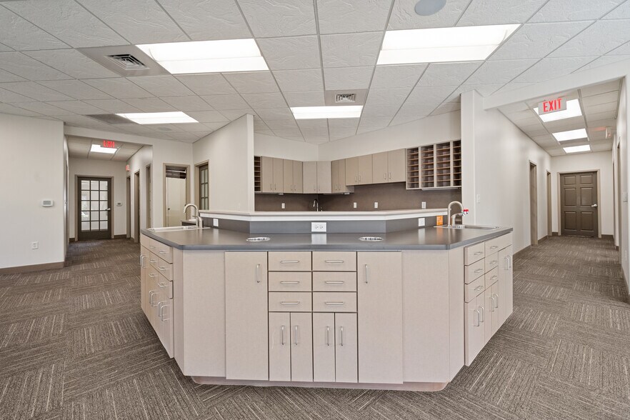 More Photos Of 6102 82nd St, Lubbock Medical For Lease