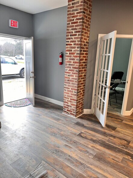 More Photos Of 7048 Aviation Blvd, Glen Burnie Storefront Retail Office For Sale