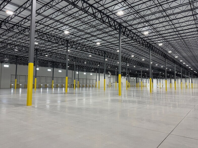 More Photos Of 975 Belle Ln, Bolingbrook Warehouse For Lease