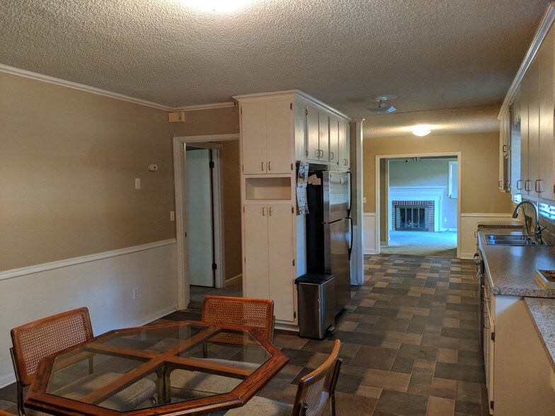 More Photos Of 104 Round Knob Rd, Lexington Office For Sale