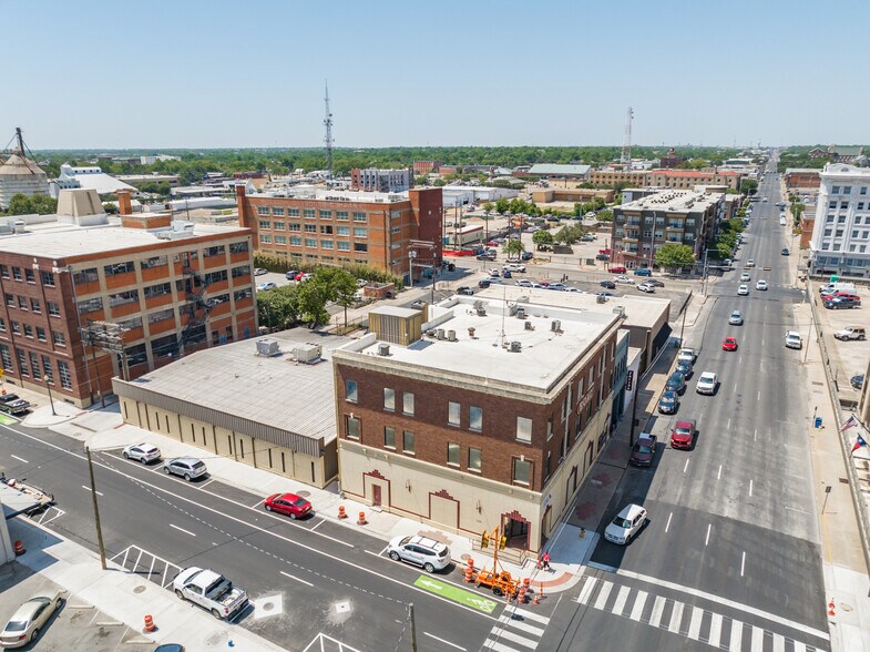 More Photos Of 500 Franklin Ave, Waco Showroom For Sale