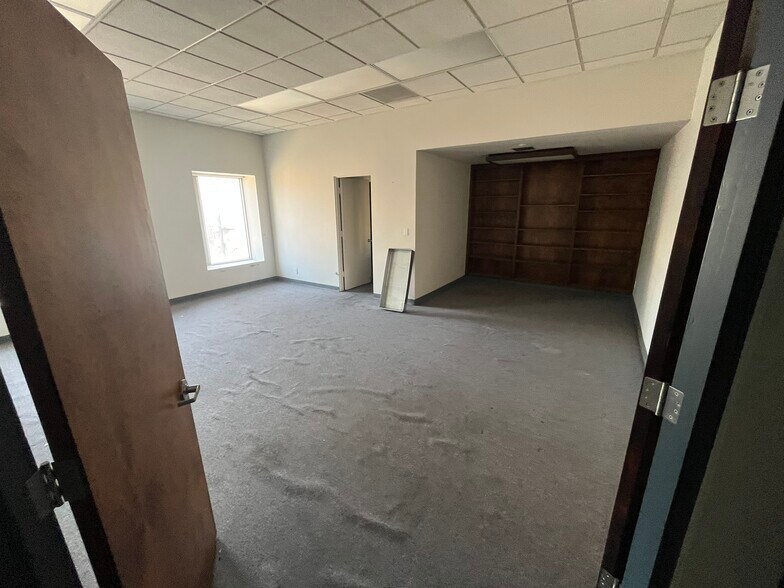 More Photos Of 1400 18th St, Bakersfield Office For Sale