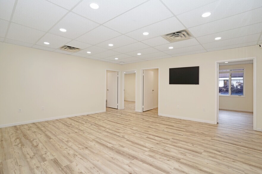 More Photos Of 8302-8304 Old Courthouse Rd, Vienna Office For Sale