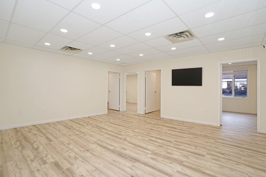 More Photos Of 8304 Old Courthouse Rd, Vienna Office For Sale