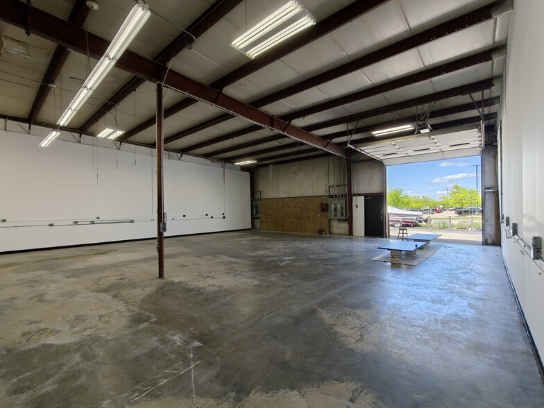 More Photos Of 2404 Spring Ridge Rd, Spring Grove Warehouse For Lease
