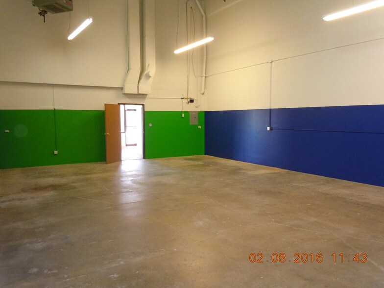 More Photos Of 6801 S Emporia St, Englewood Light Distribution For Lease