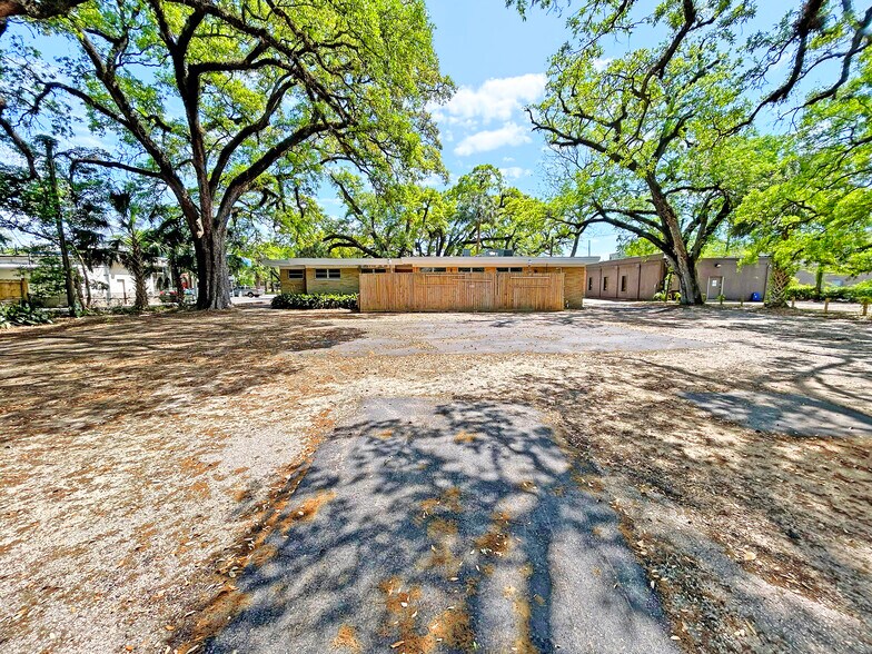 More Photos Of 1304 Government St, Mobile Veterinarian Kennel For Sale