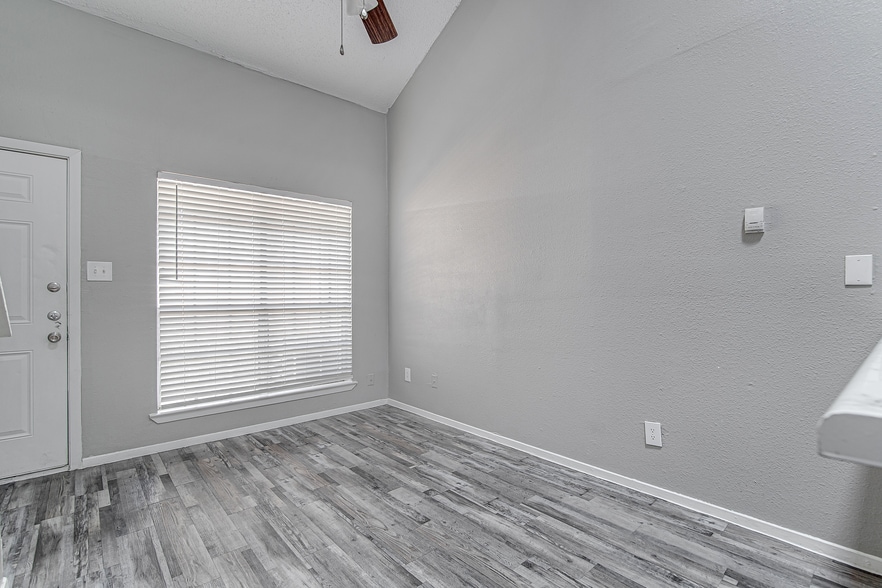 More Photos Of 711 Grand Ct, Arlington Apartments For Sale