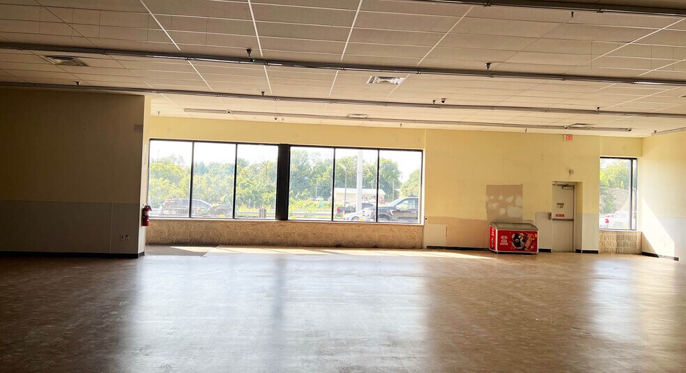 More Photos Of 855 Campbellsville Rd, Greensburg Storefront For Lease