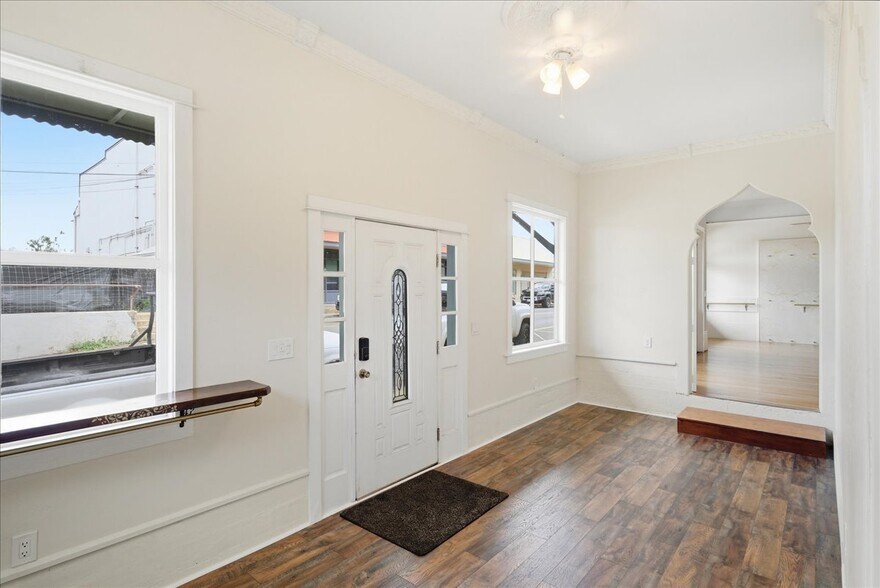 More Photos Of 145 N Market St, Wailuku Storefront Retail Residential For Lease