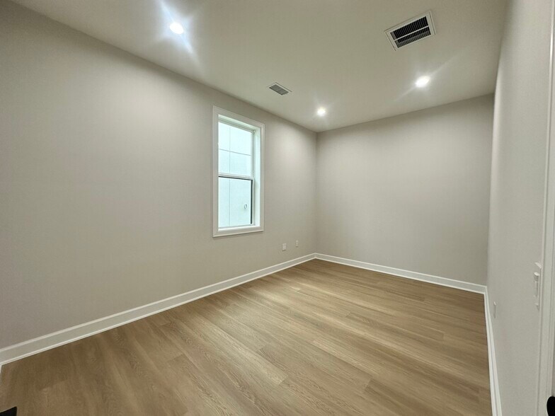 More Photos Of 1325 Main St, Katy Medical For Lease