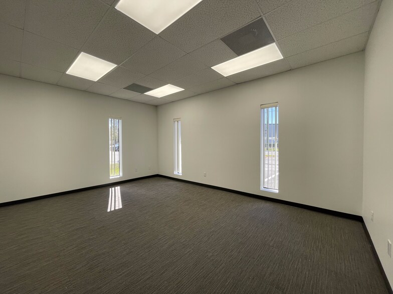 More Photos Of 1020-1030 S 86th St, Tampa Manufacturing For Lease