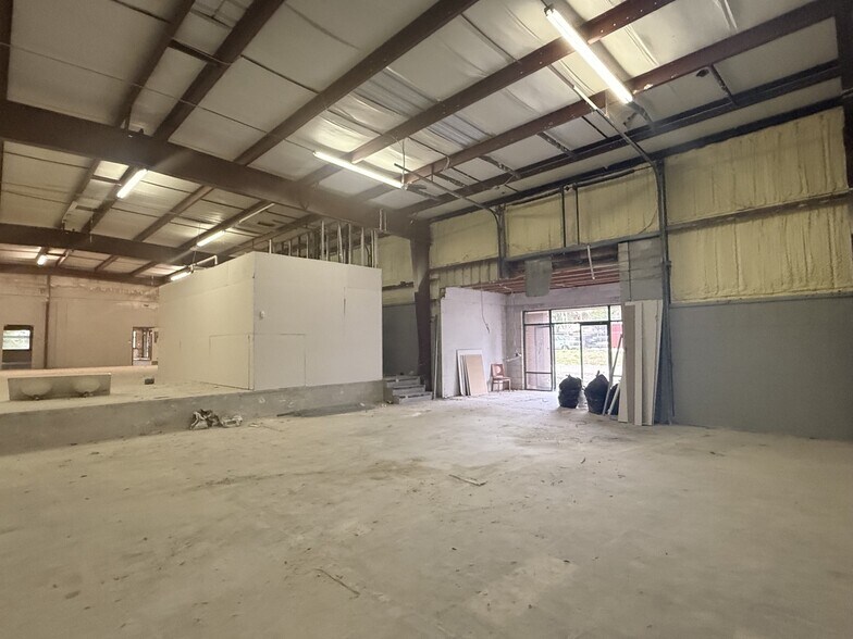 More Photos Of 7725 N Orange Blossom Trl, Orlando Warehouse For Sale