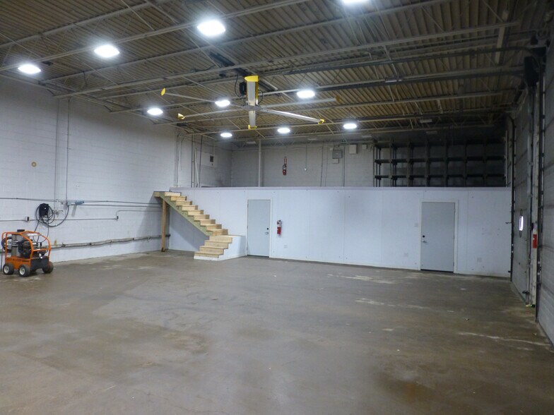 More Photos Of 1419 5th Ave, Aurora Warehouse For Lease