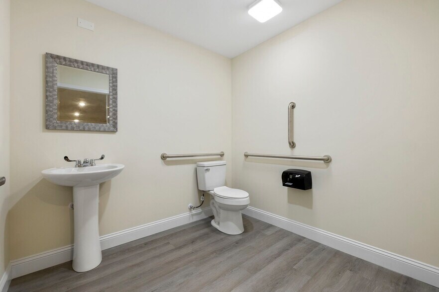More Photos Of 3307 Sam W Dr ave, Conway Flex For Sale