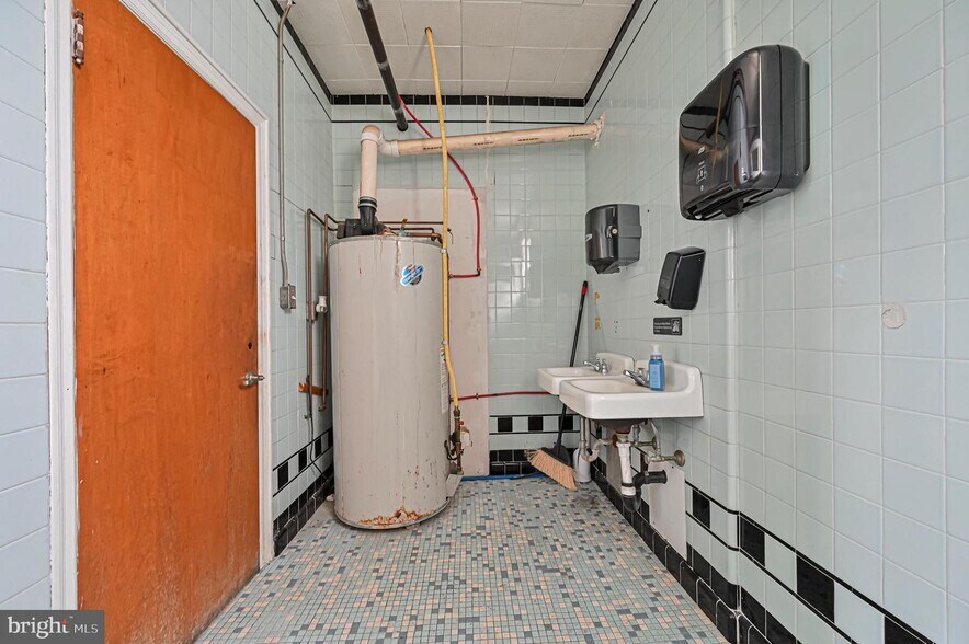 More Photos Of 13 N East Blvd, Vineland Flex For Sale