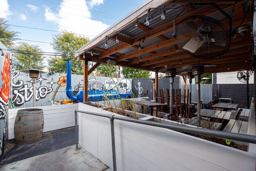 More Photos Of 13539 Ventura Blvd, Sherman Oaks Freestanding For Lease