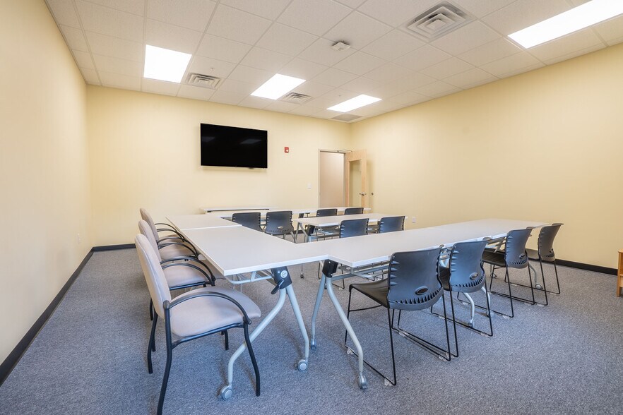 More Photos Of 227 Monogard Dr, Manchester Medical For Sale