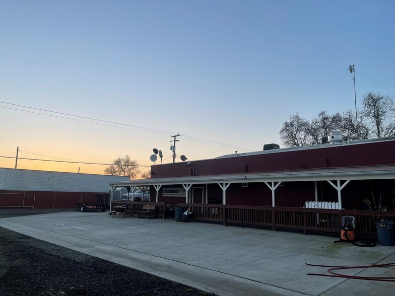 More Photos Of 5020 19 1/2 Ave, Riverdale Restaurant For Sale