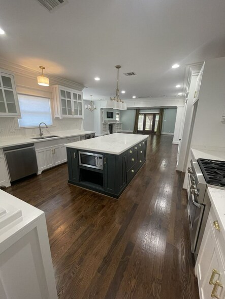 More Photos Of 808 W 27th St, Houston Office For Sale