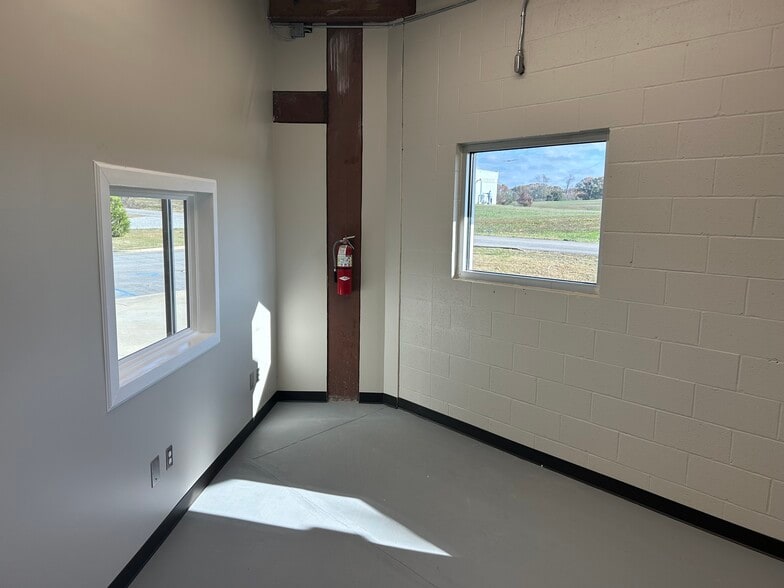 More Photos Of 105 Jarvis Brewer Dr, Rogersville Industrial For Lease