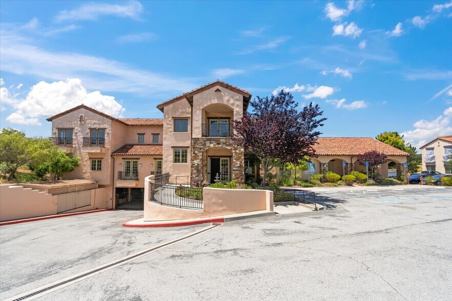 More Photos Of 10 Harris Ct, Monterey Medical For Sale