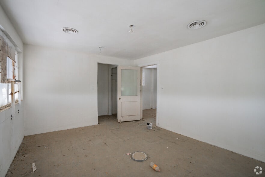 More Photos Of 625 Humble Ave, San Antonio Warehouse For Sale