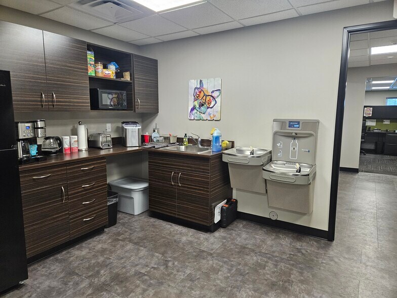 More Photos Of 902 S Washington Ave, Saginaw Office For Sale